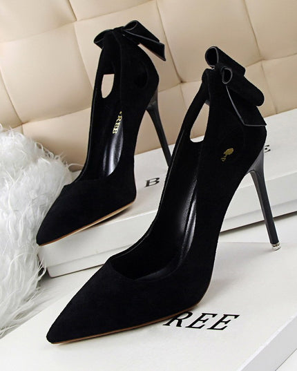 Suede Shallow Pointed Cutout Bow Sneakers